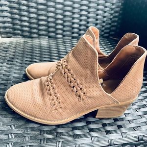 Universal Thread booties size 7 nude